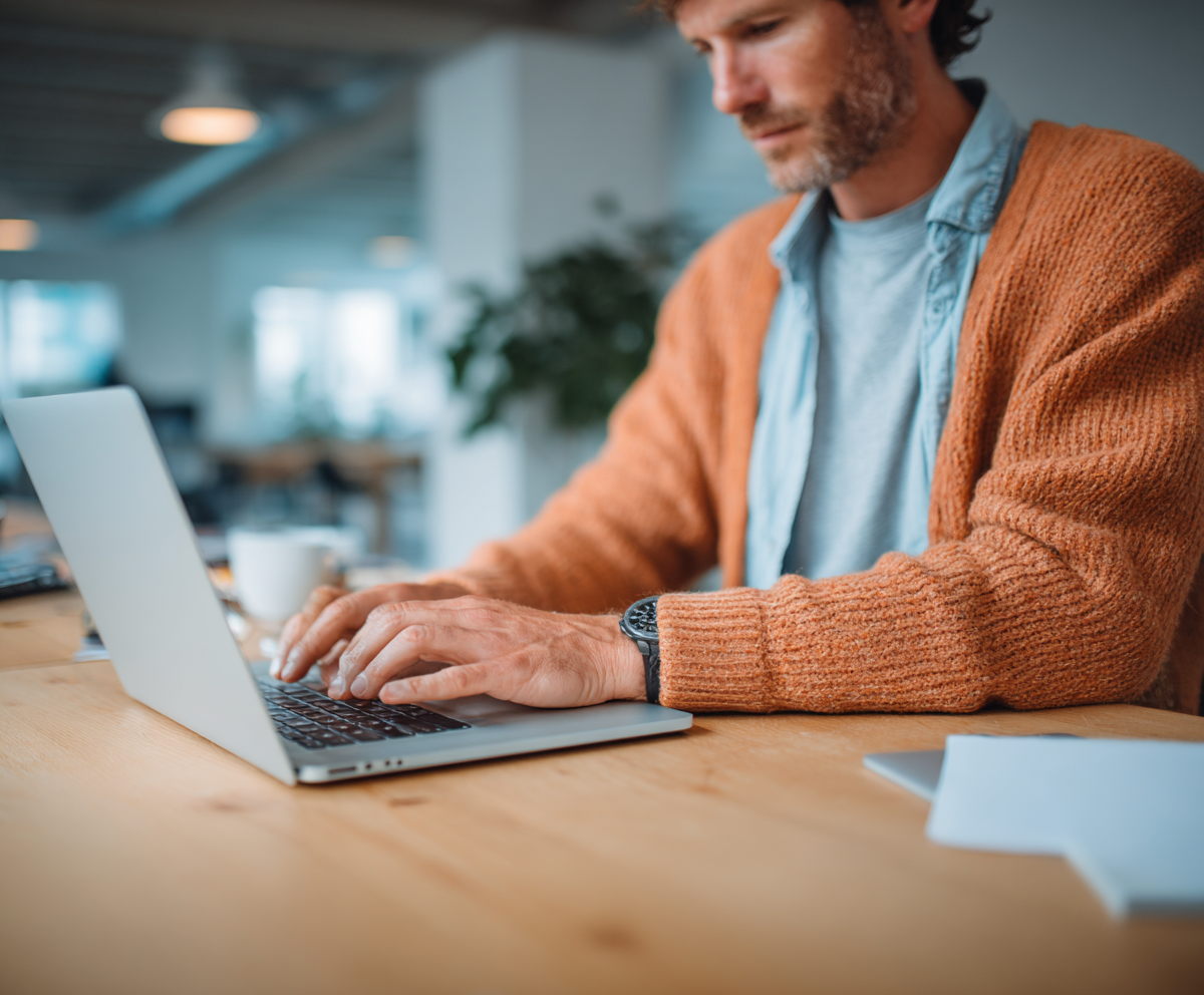 Medewerker werkt op een beheerde digitale werkplek met Microsoft 365