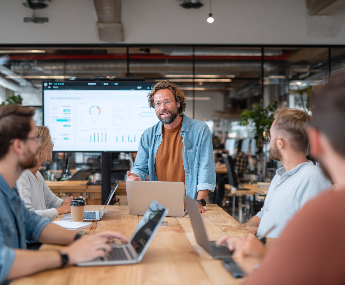 Medewerker voert security scan uit